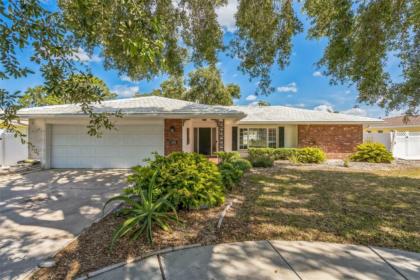 Property Photo: 2521 Carlisle Place FL 34231