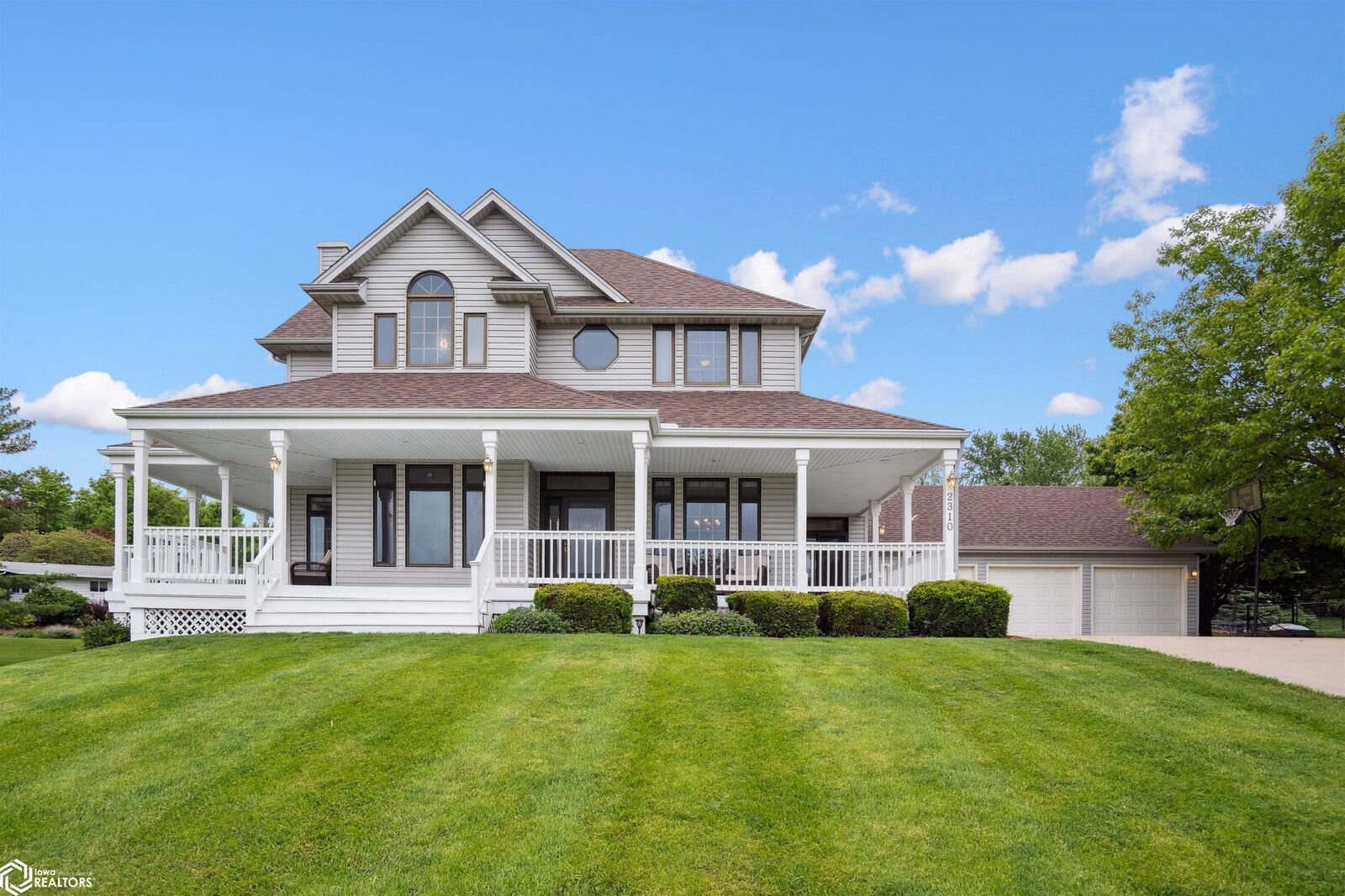 Property Photo: 2310 Knollway Drive IA 50158