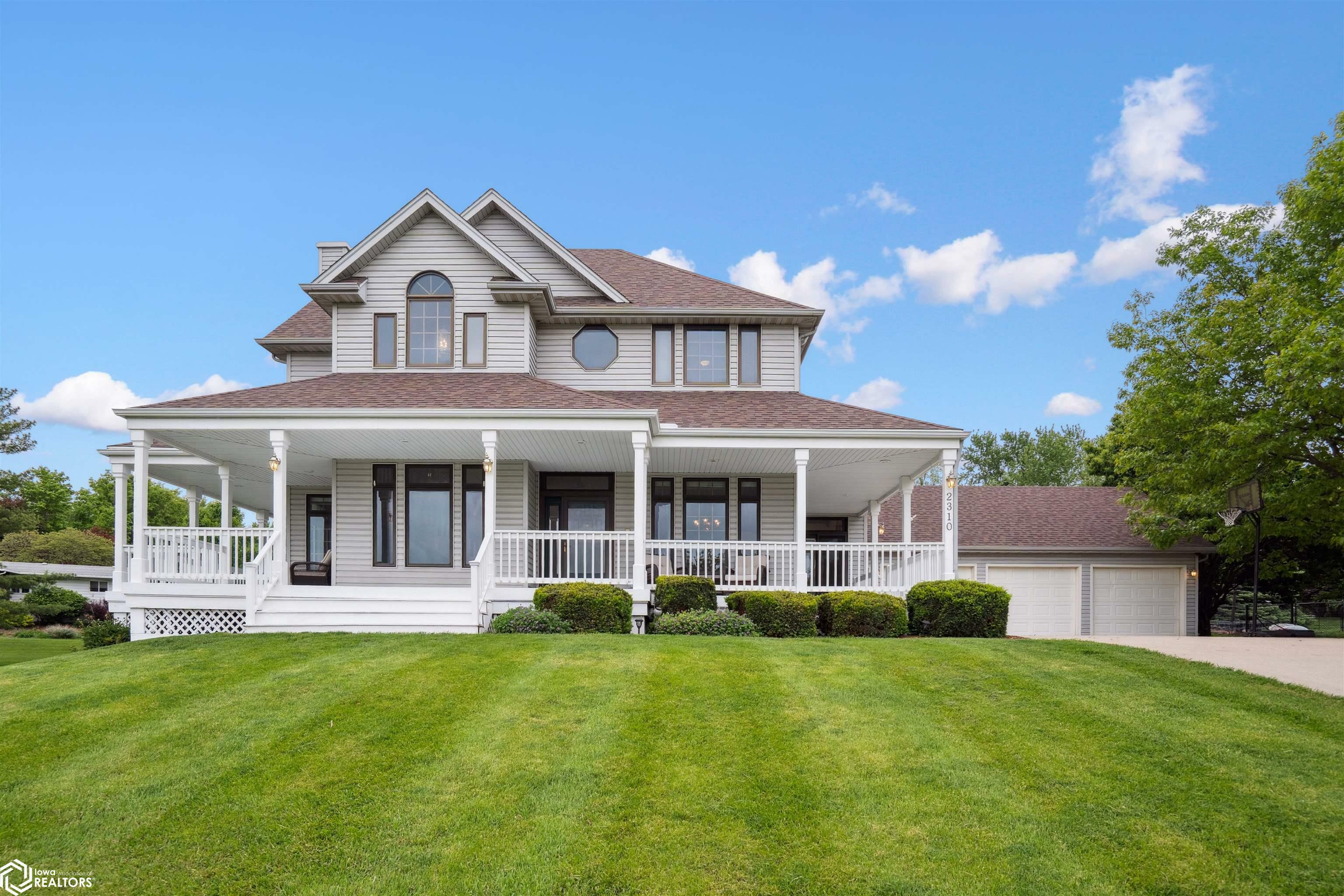 Property Photo: 2310 Knollway Drive IA 50158