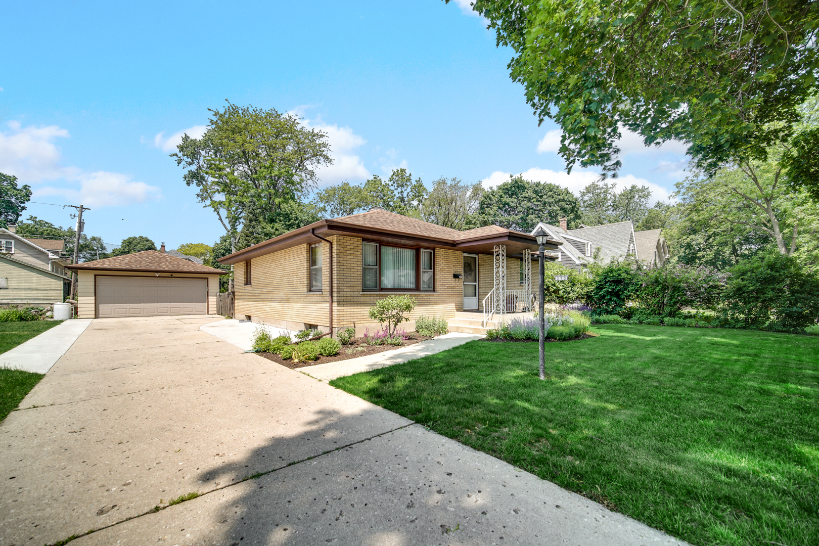 Property Photo: 370 N Commonwealth Avenue IL 60123