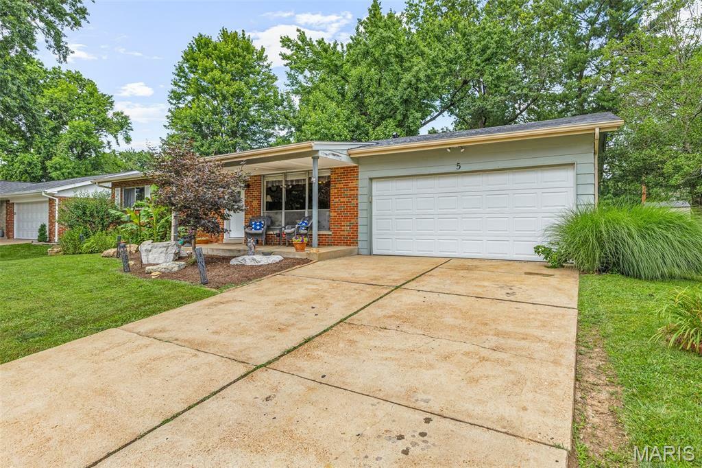 Property Photo:  5 Heathwood Lane  MO 63026 