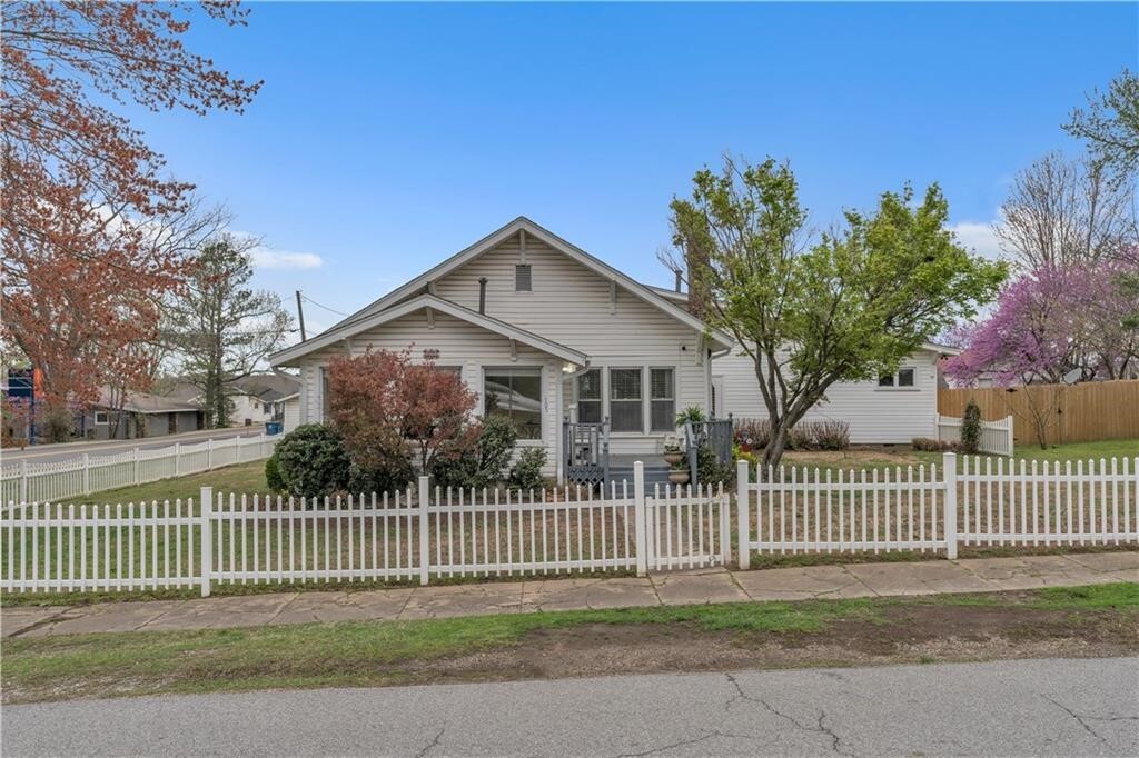 Property Photo: 105 SE 4th Avenue AR 72736