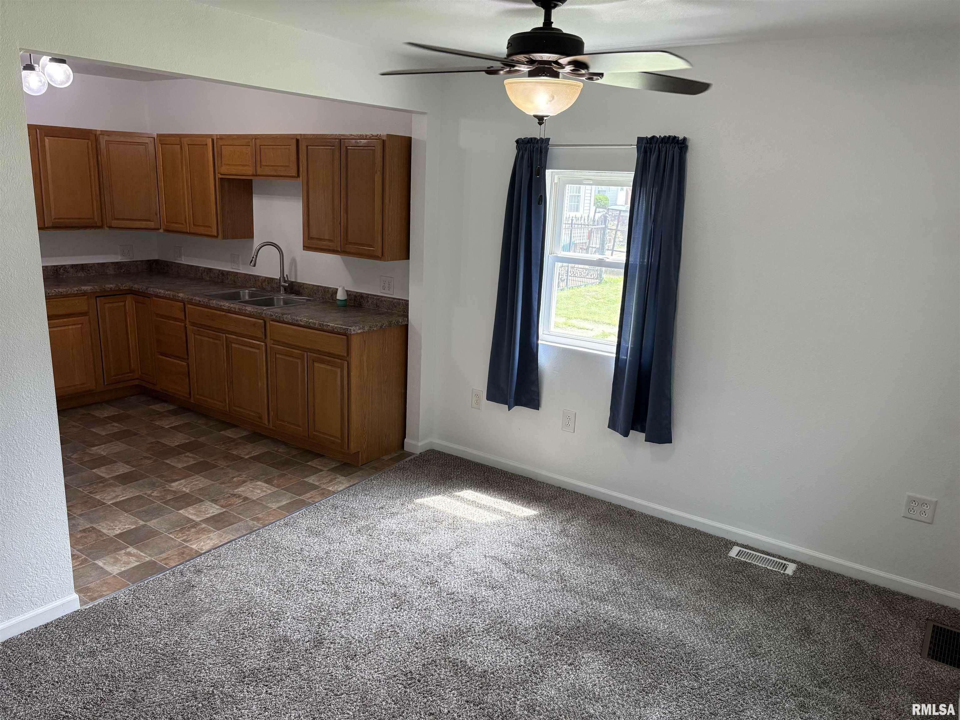 Property Photo: 2807 W Kenwood Avenue IL 61604