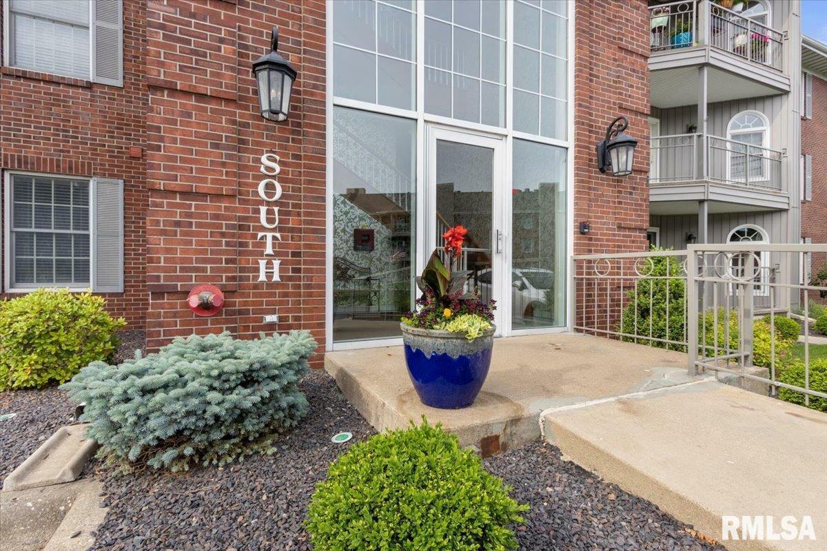 Property Photo: 5200 N Knoxville Avenue 207S IL 61614