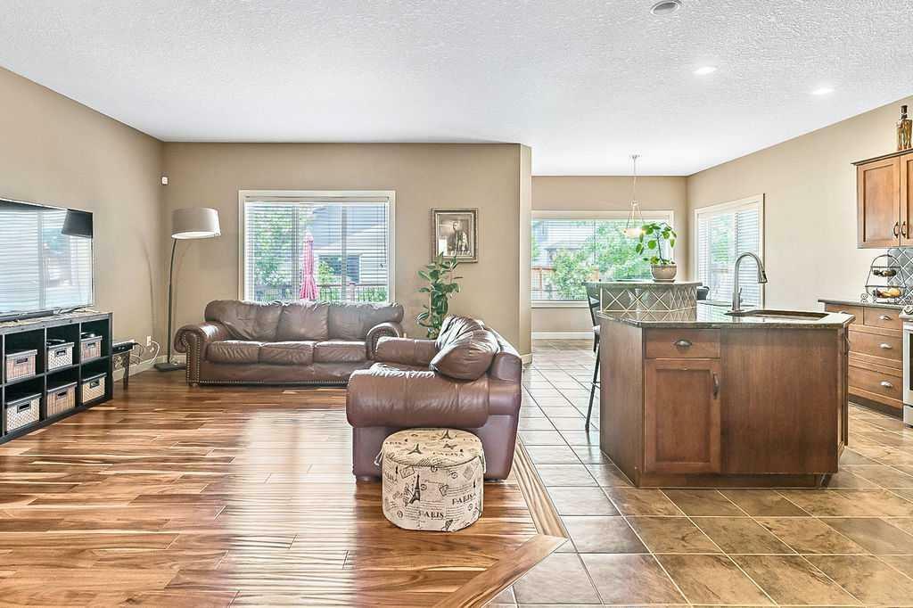Property Photo: 47 Elgin Terrace SE AB T2Z 3Y6