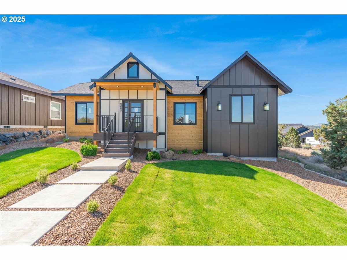 1081 SE Balsamroot Ln  Madras OR 97741 photo