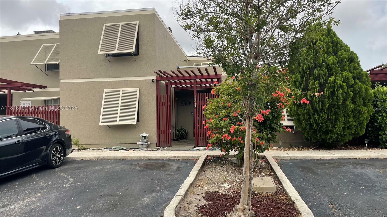 11040 S Lakeview Dr  Pembroke Pines FL 33026 photo