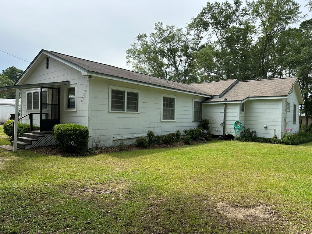 Property Photo: 111 Helen Street AL 36301