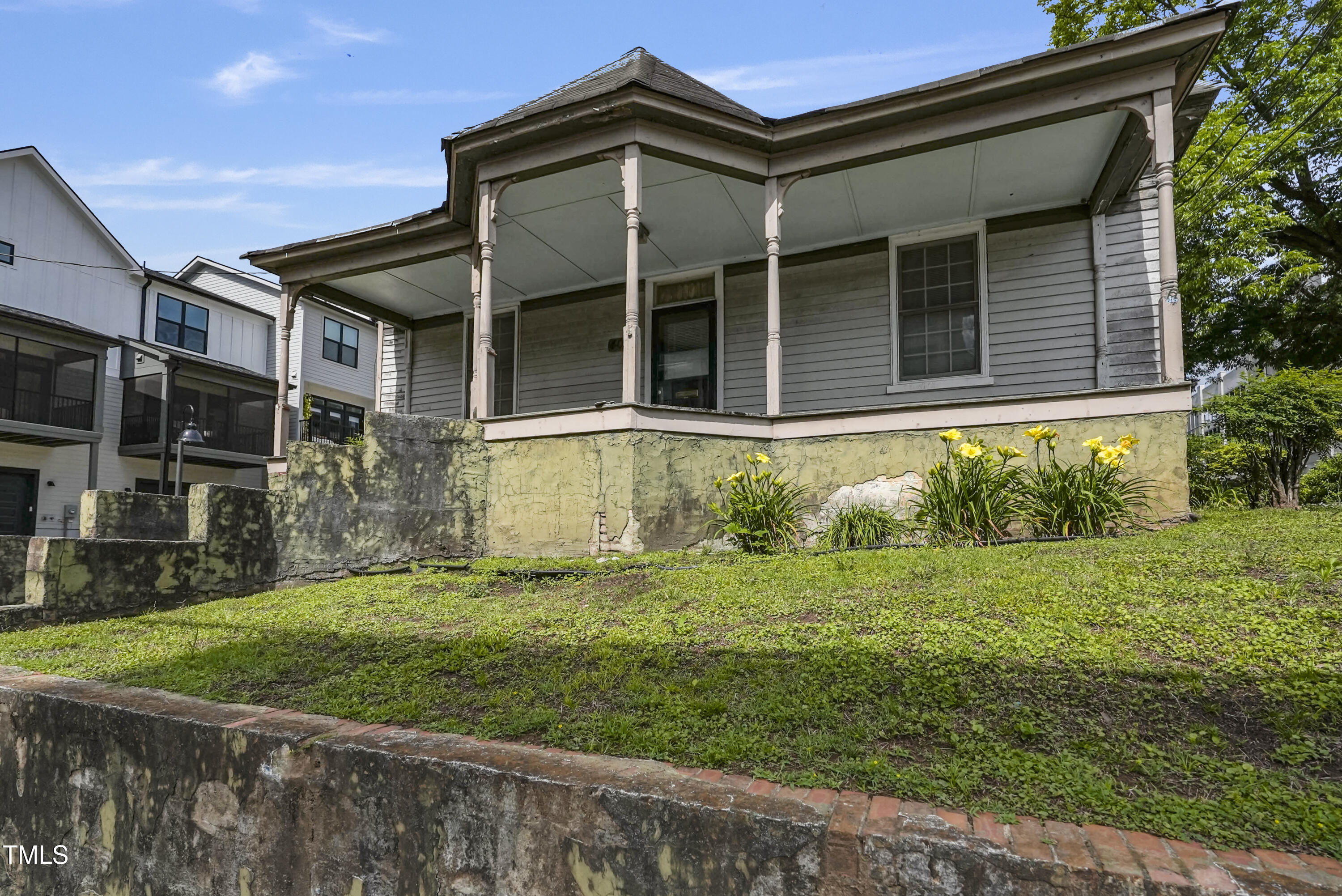 Property Photo: 407 N Boylan Avenue NC 27603