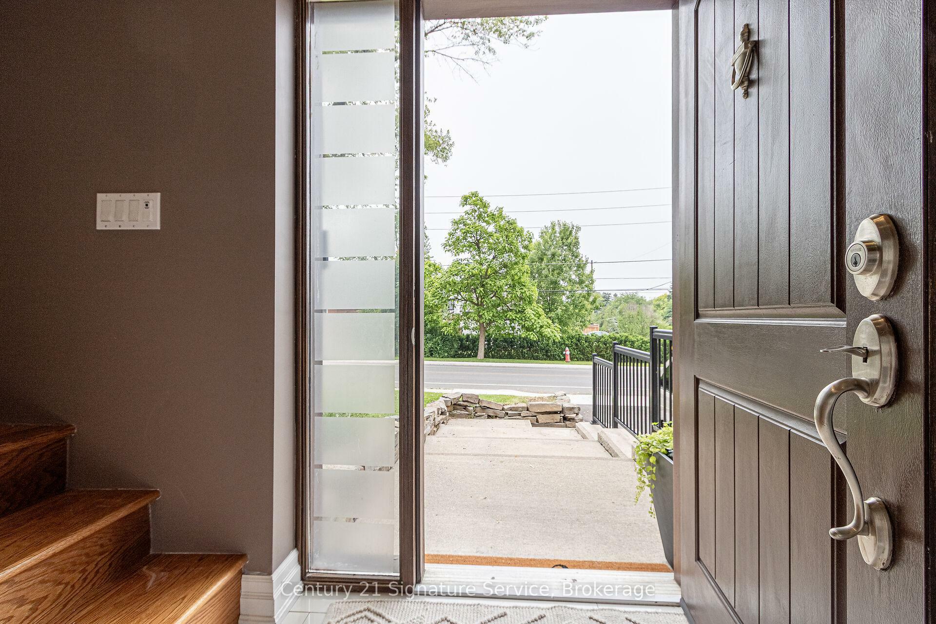 Photo de la propriété: 24 Joymar Drive ON L5M 1E9