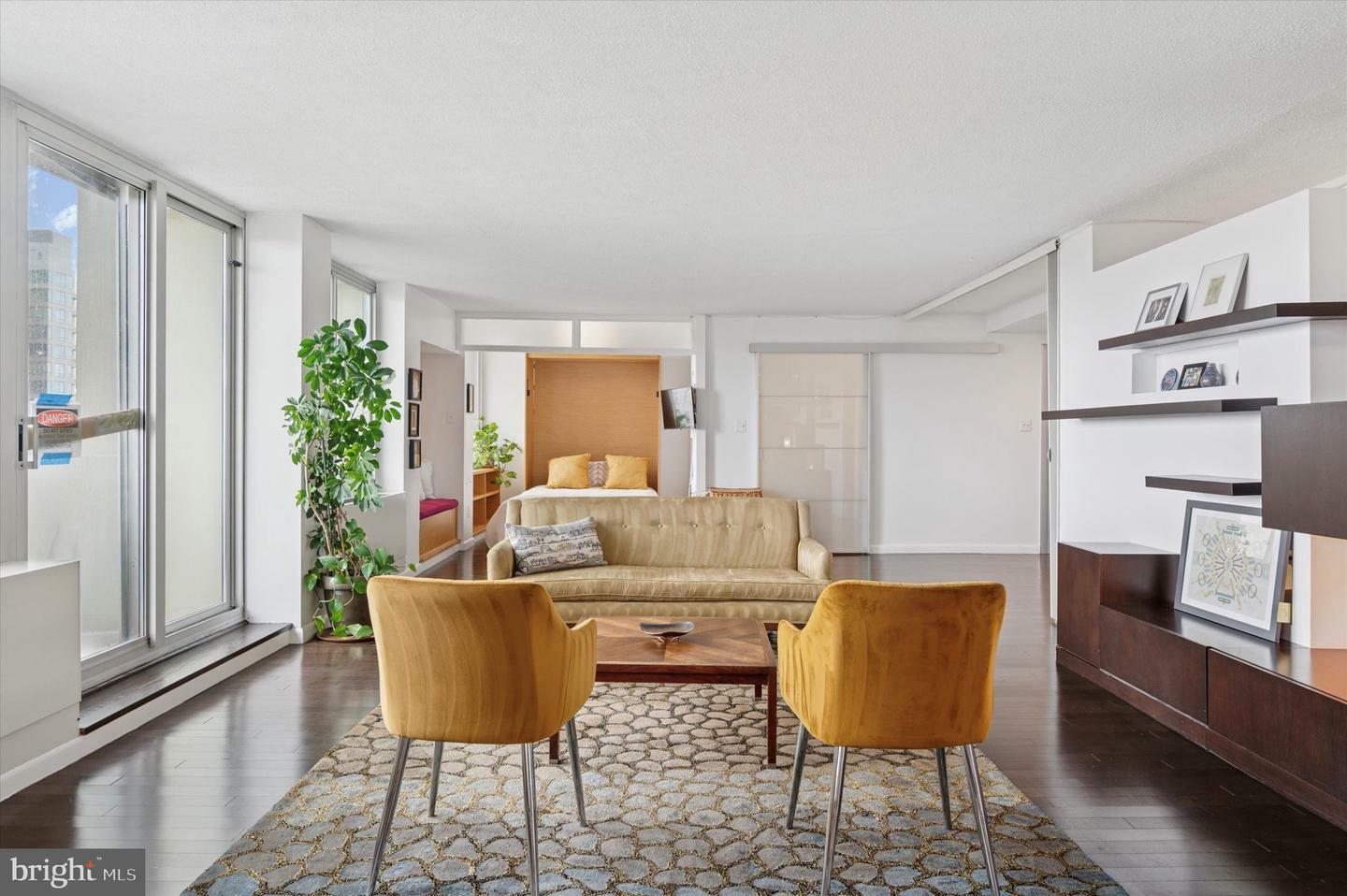 Property Photo: 604 S Washington Square 36 2206-2208 PA 19106