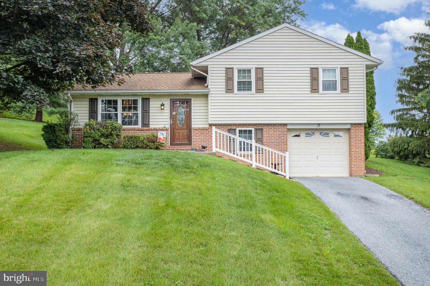 3 Julie Terrace  Lititz PA 17543 photo