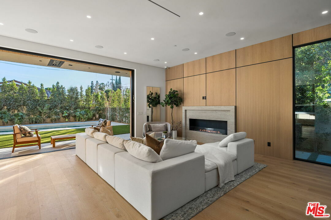 Property Photo: 14758 Morrison St CA 91403