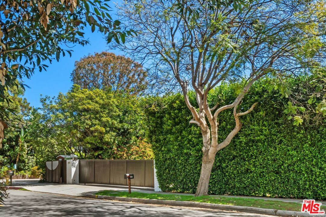 Property Photo: 400 Chautauqua Blvd CA 90272