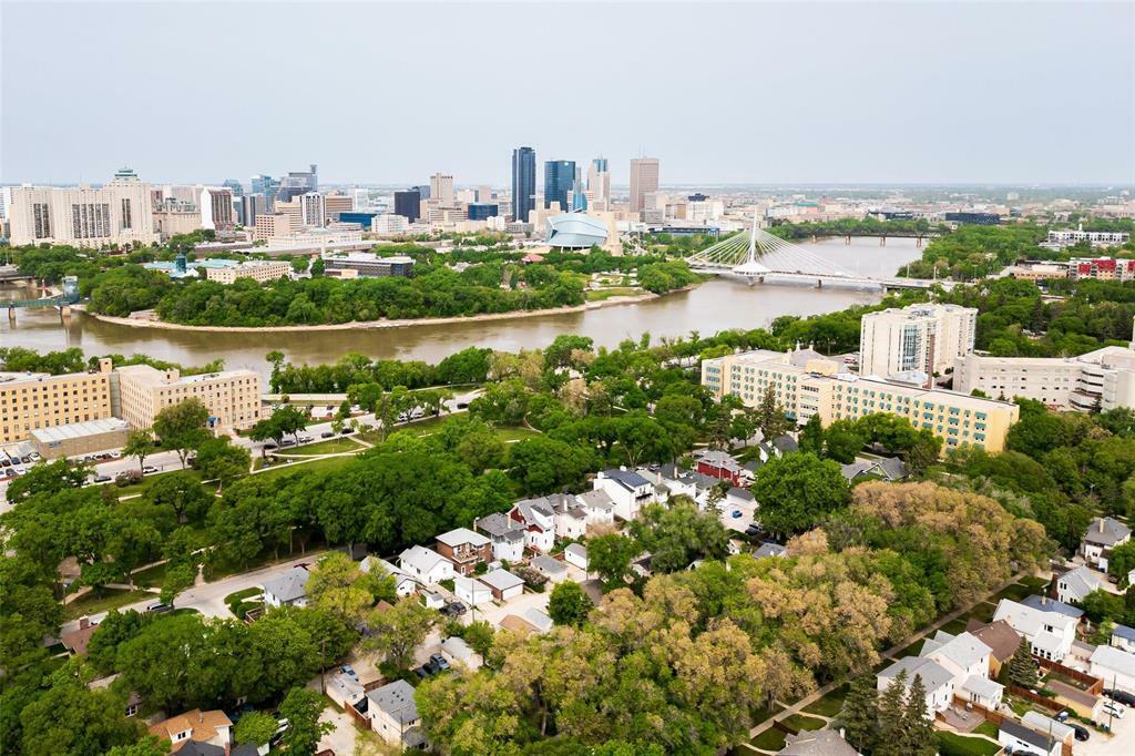 Property Photo: 425 Jeanne D'Arc Street MB R2H 2G4