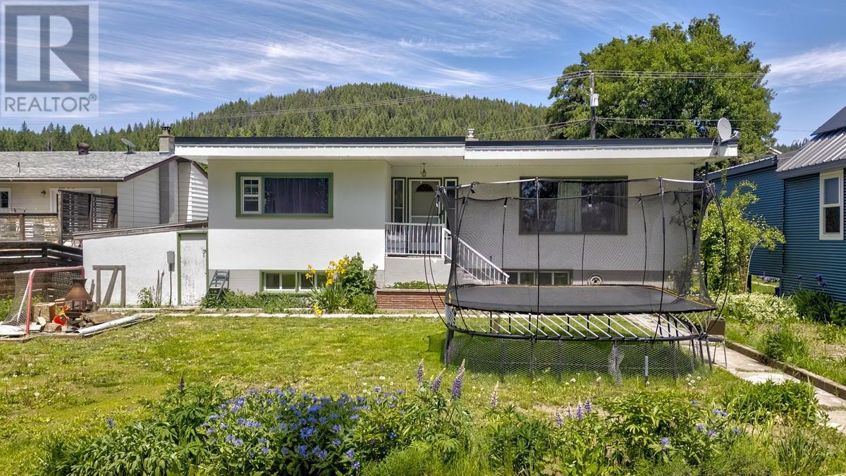 2120 Third Avenue  Rossland BC V0G 1Y0 photo