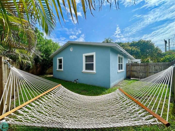 Property Photo: 100 NE 12th St FL 33304