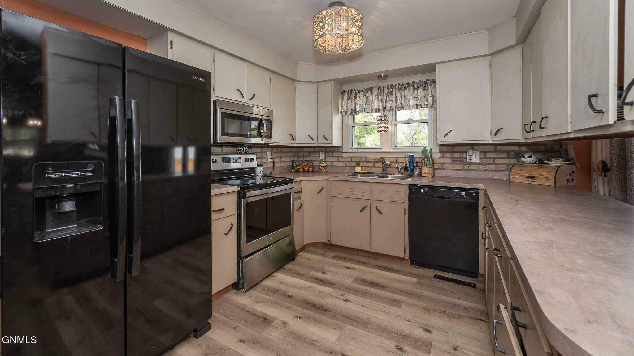Property Photo: 101 S Lincoln Ave ND 58530