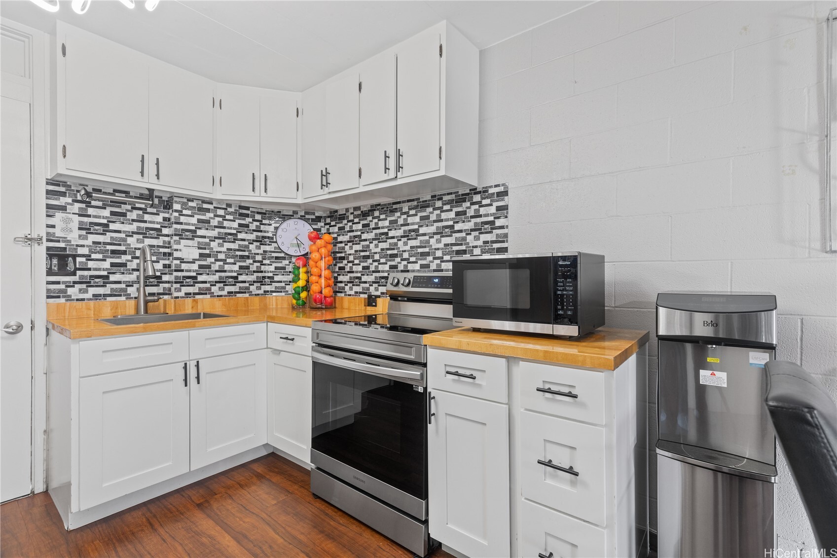 Property Photo: 715 Umi Street 2B HI 96819
