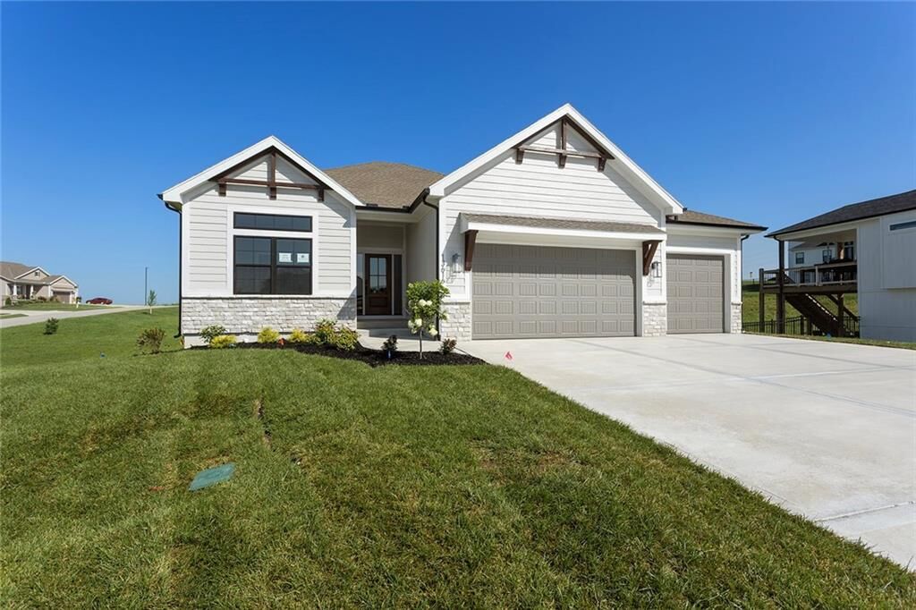 Property Photo: 13616 Clover Court MO 64060