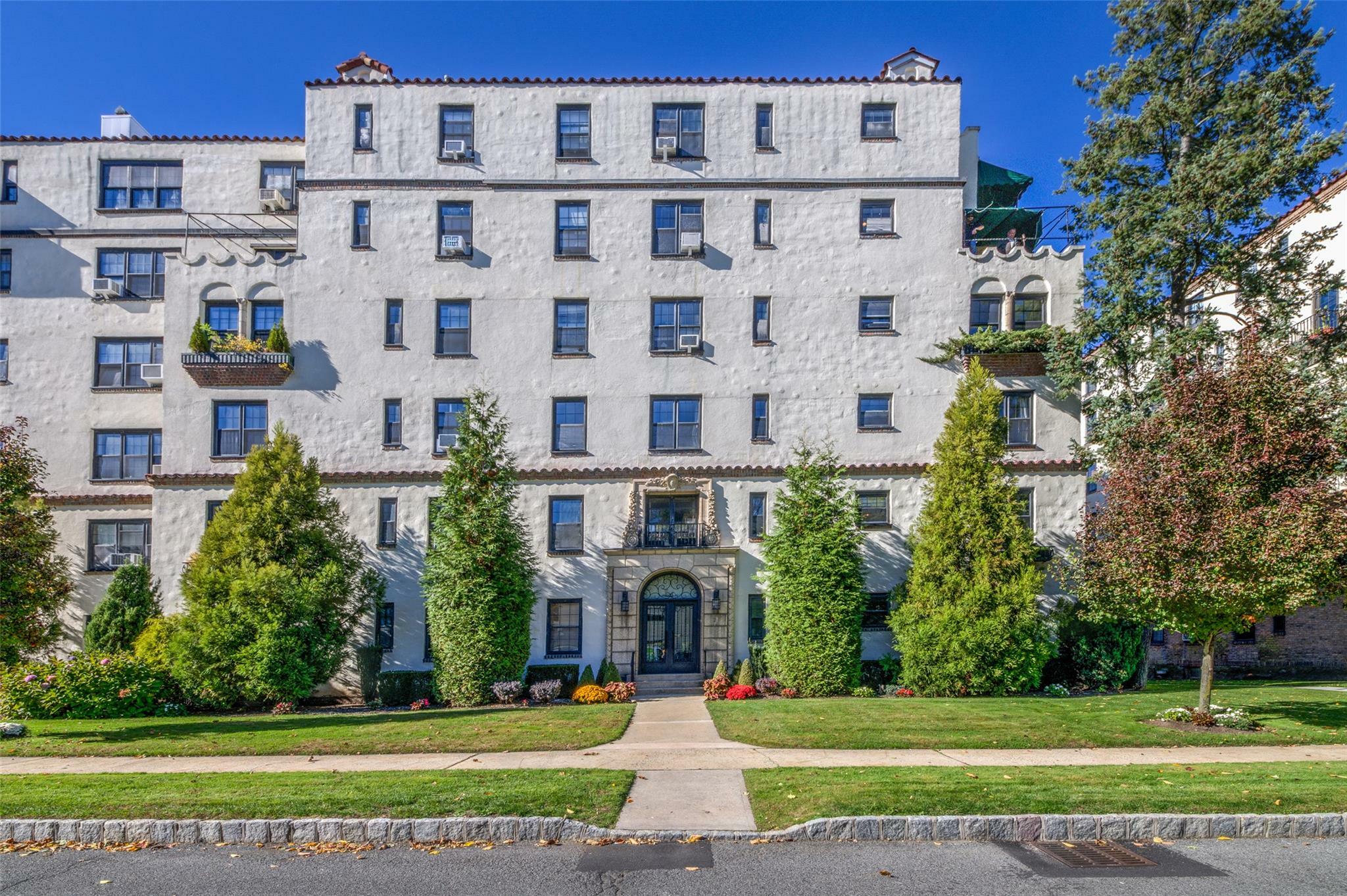 Property Photo: 1273 North Avenue Avenue 5C Building 2 NY 10804