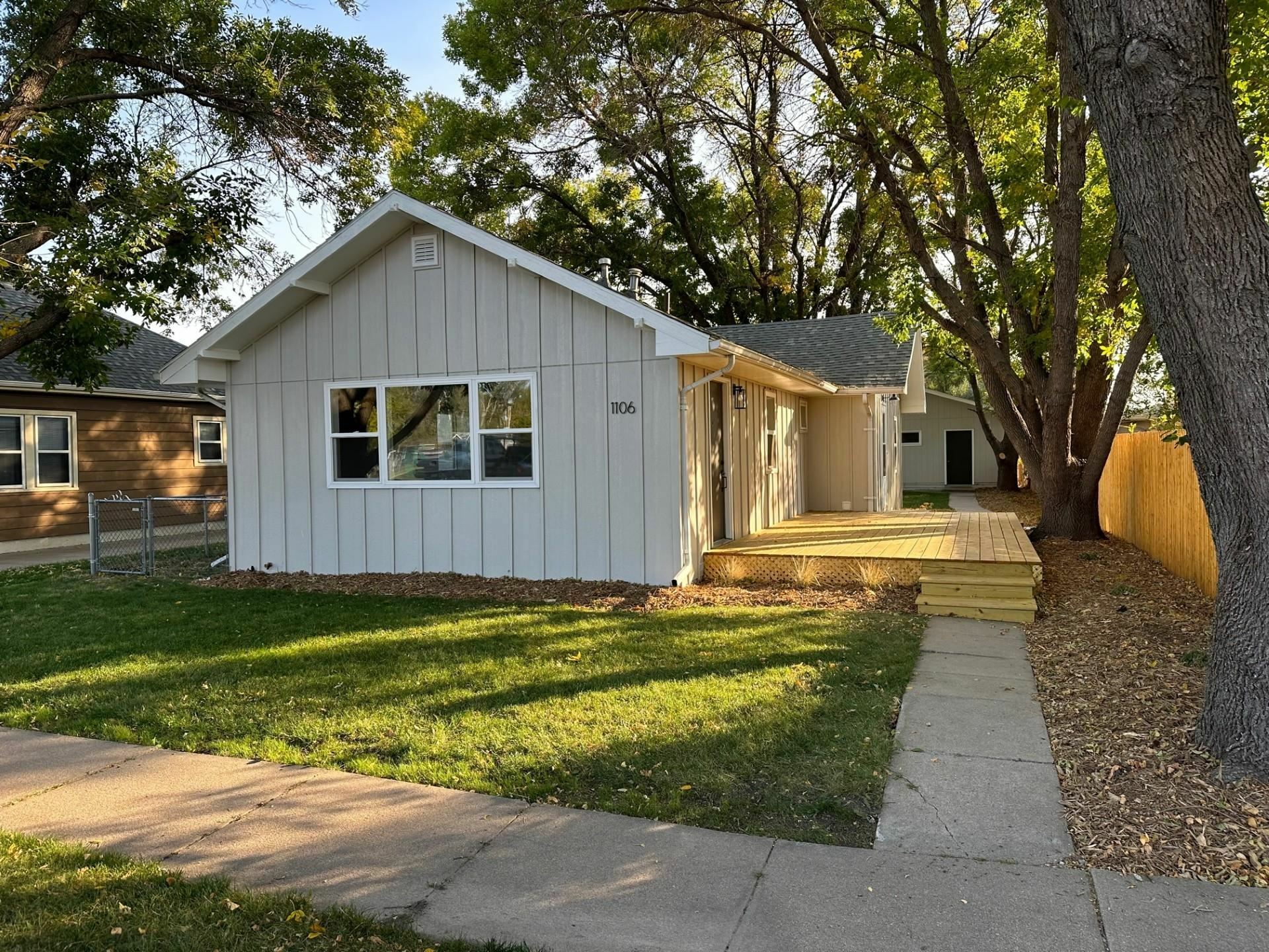 Property Photo:  1106 E 10th  NE 69101 