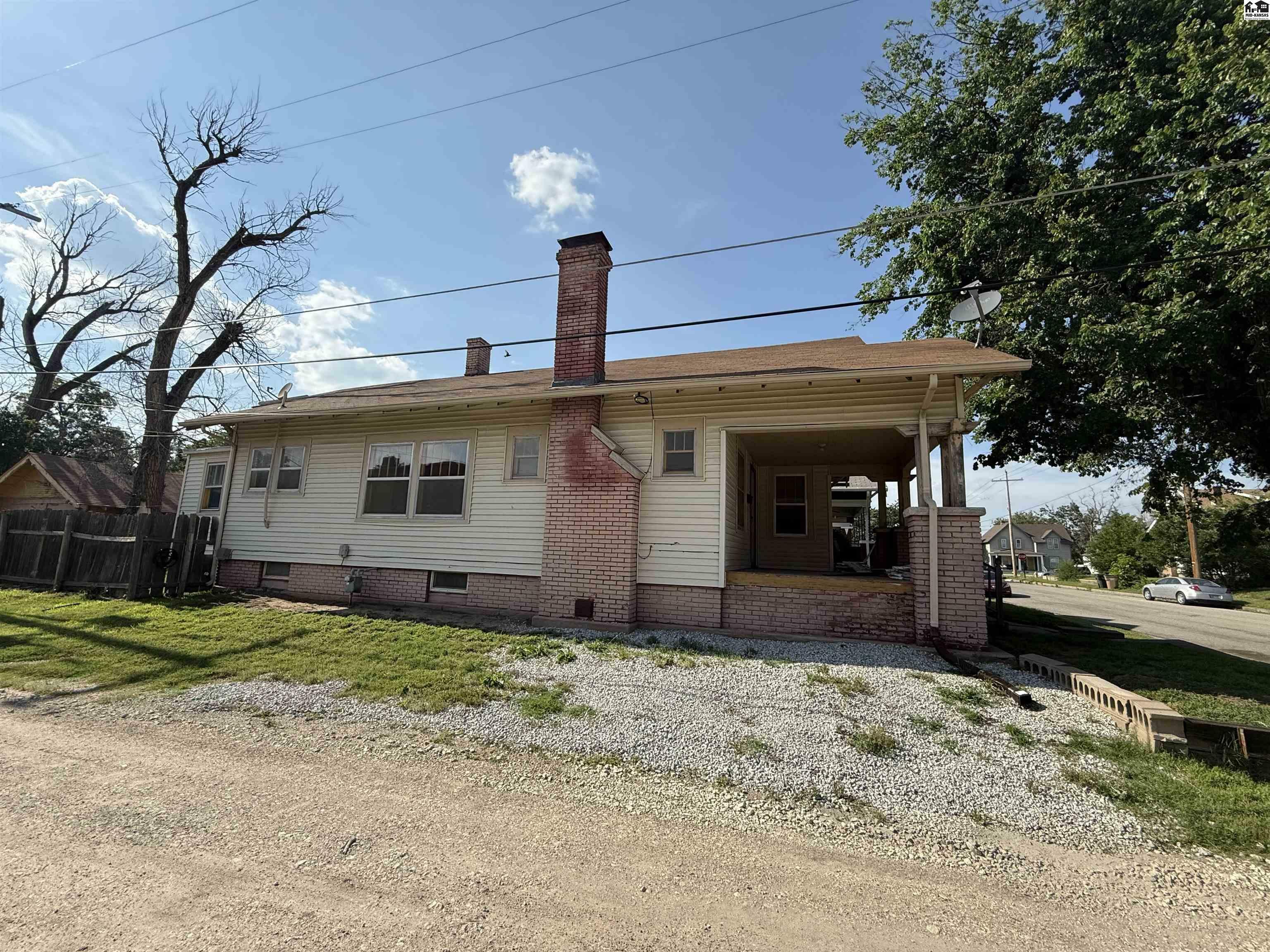 Property Photo: 1015 N Jefferson St KS 67501