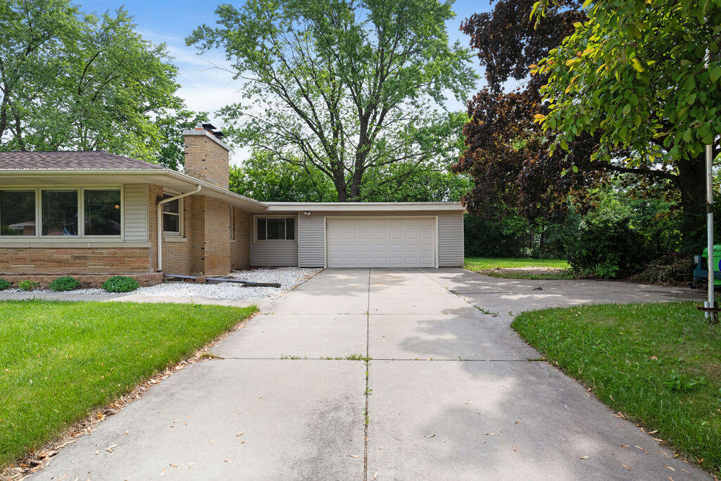 Property Photo:  1920 Lone Oak Cir  WI 53045 