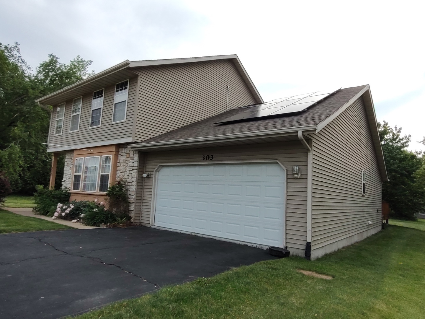 Property Photo: 303 Lamplighter Loop IL 61065
