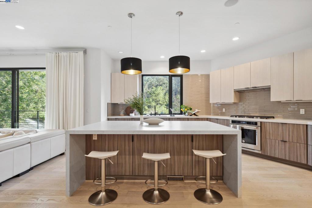 Property Photo: 3 West Cir CA 94611