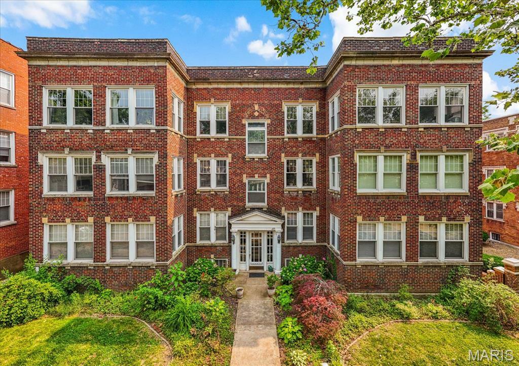 Property Photo: 6318 Southwood Avenue 1W MO 63105