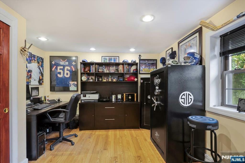Property Photo:  5 Edgewood Court  NJ 07456 