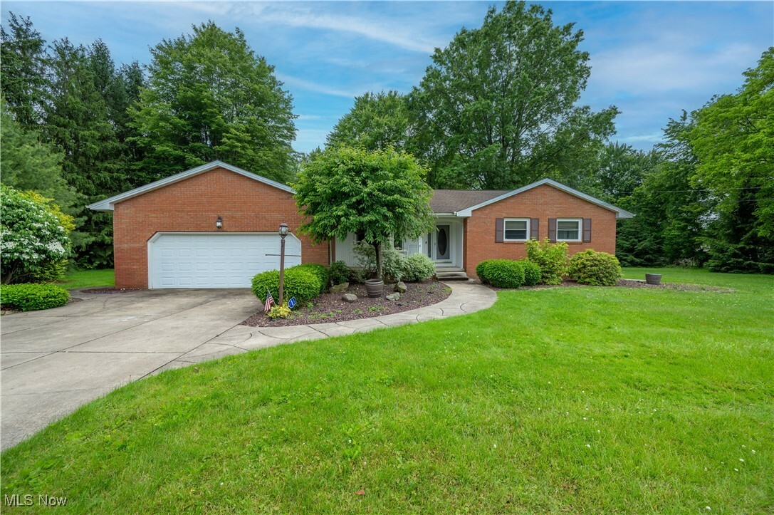 Property Photo: 6685 Elwood Street OH 44515