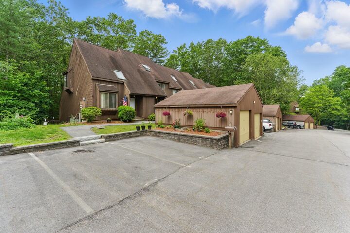 Property Photo: 27 Silverton Drive NH 03062