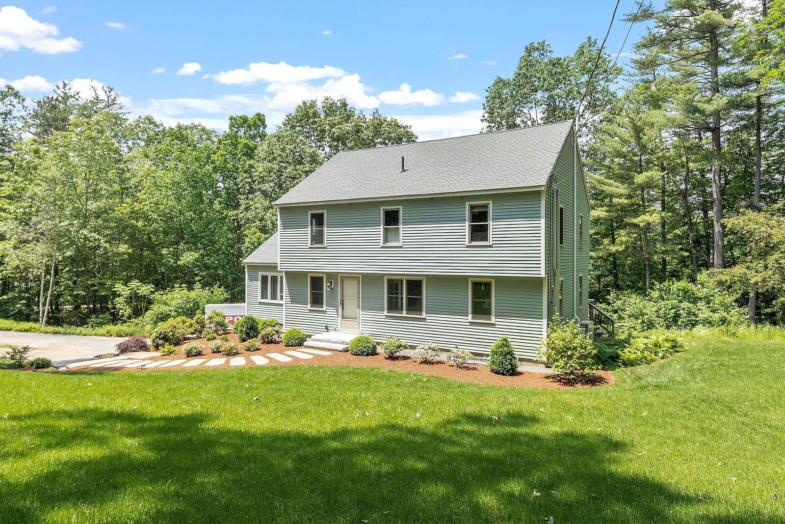 Property Photo: 10 Buttonwood Drive NH 03049