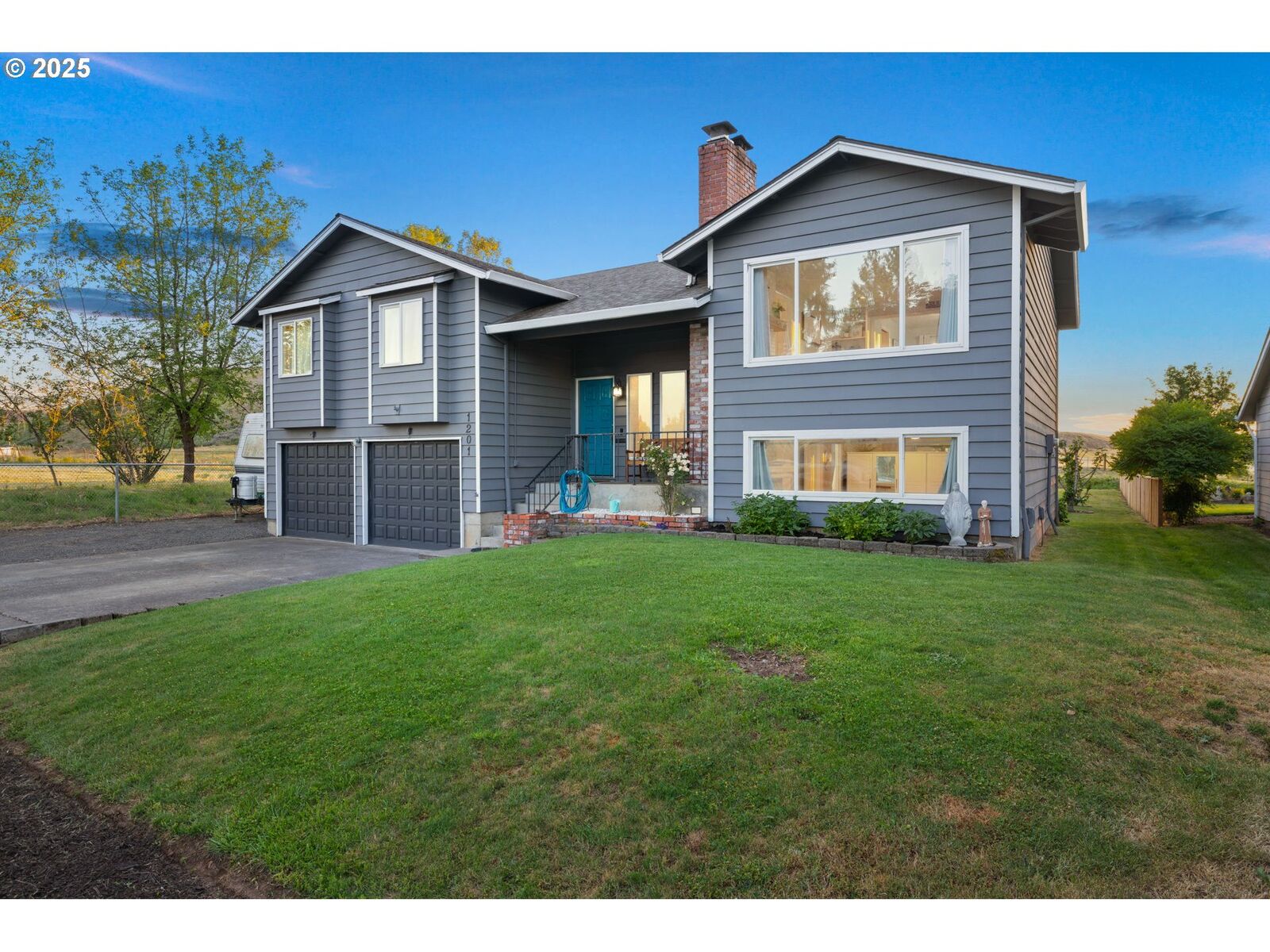 Property Photo: 1201 SE Jacquelin Dr OR 97123