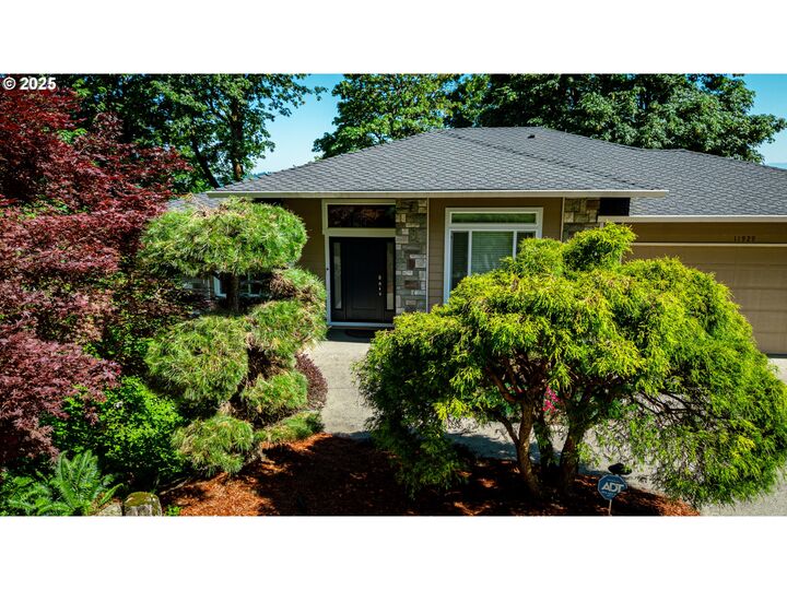 Property Photo:  11929 SE Lexington St  OR 97266