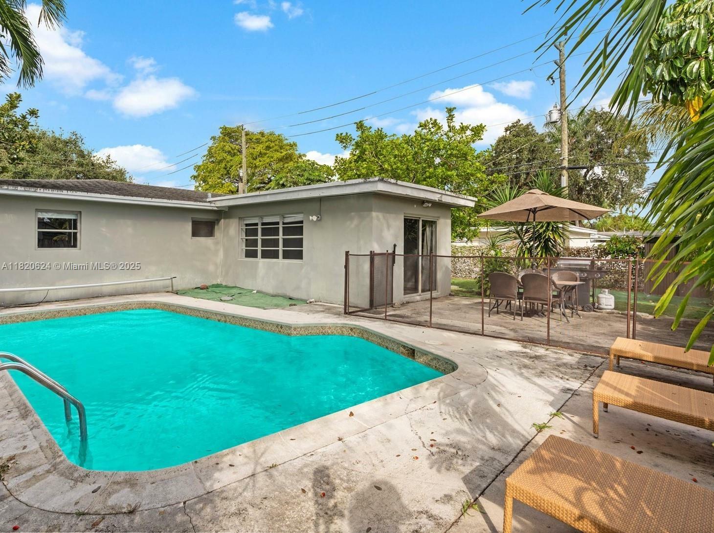 Property Photo: 1805 N 23rd Ave FL 33020