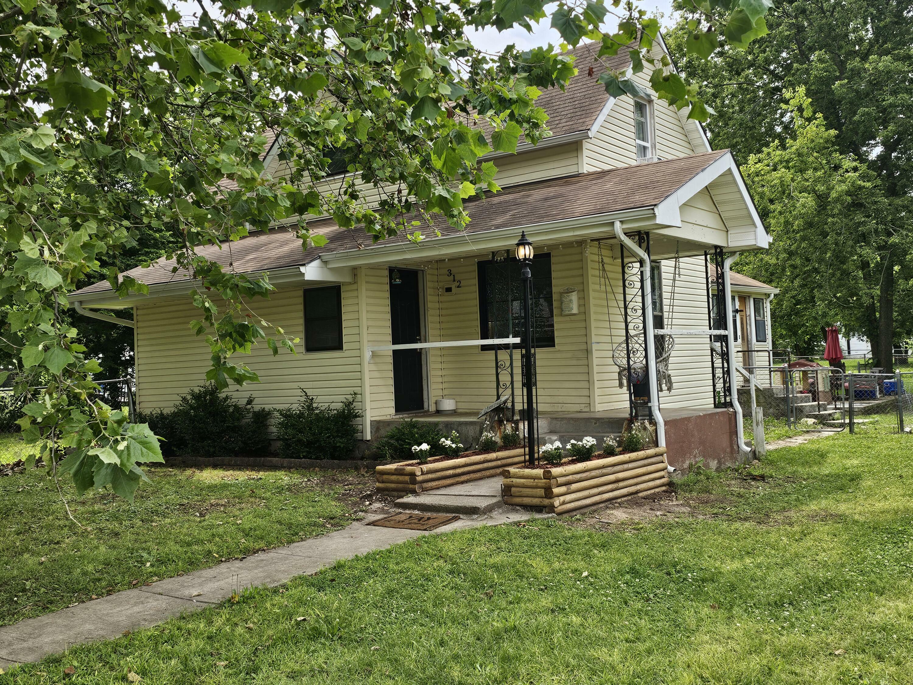 Property Photo: 312 W Locust Street MO 65605