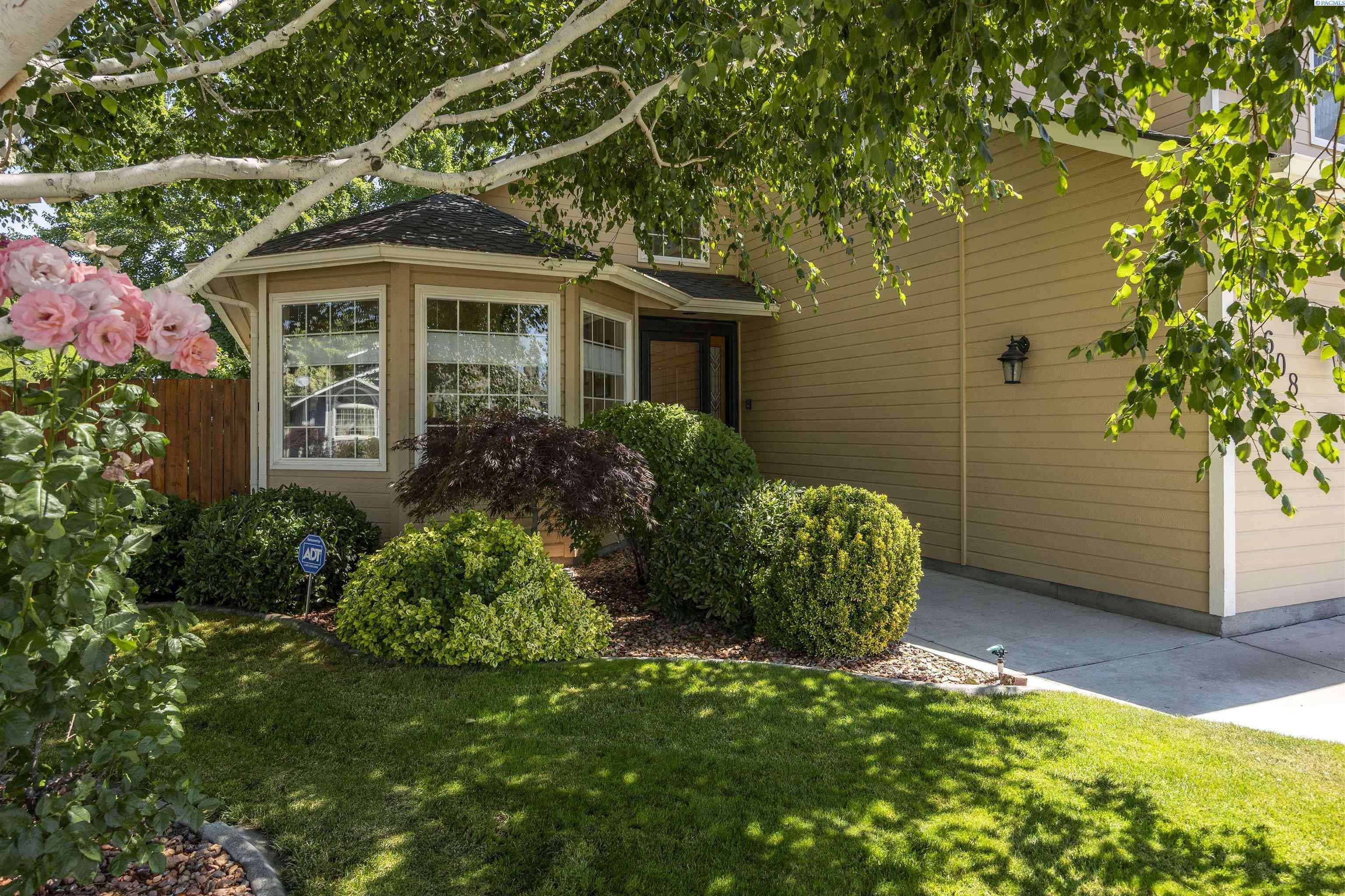 Property Photo: 608 N Oklahoma Place WA 99336