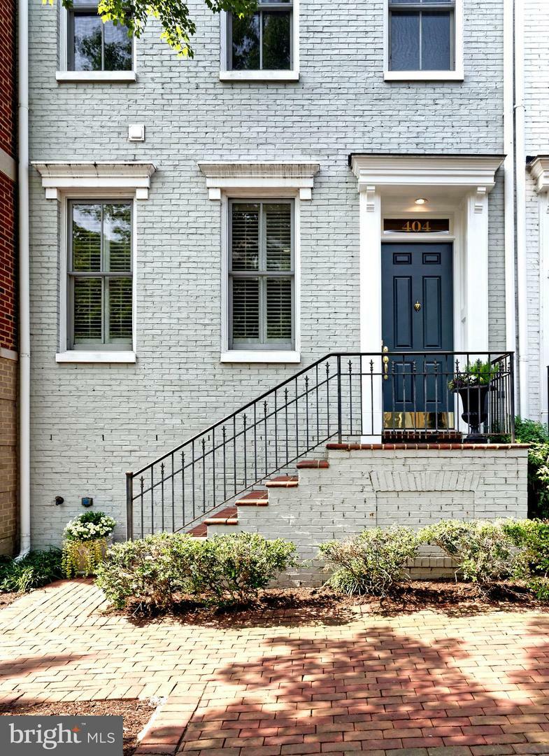 Property Photo: 404 Oronoco Street VA 22314
