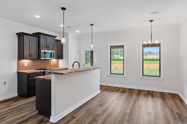 Property Photo: 1001 N Red AR 72150
