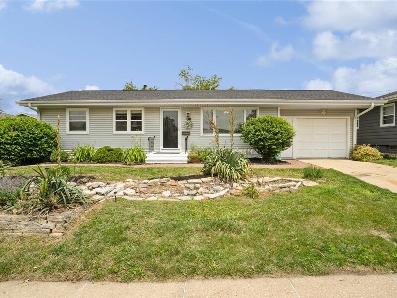 Property Photo: 8 25th Avenue SW IA 52404