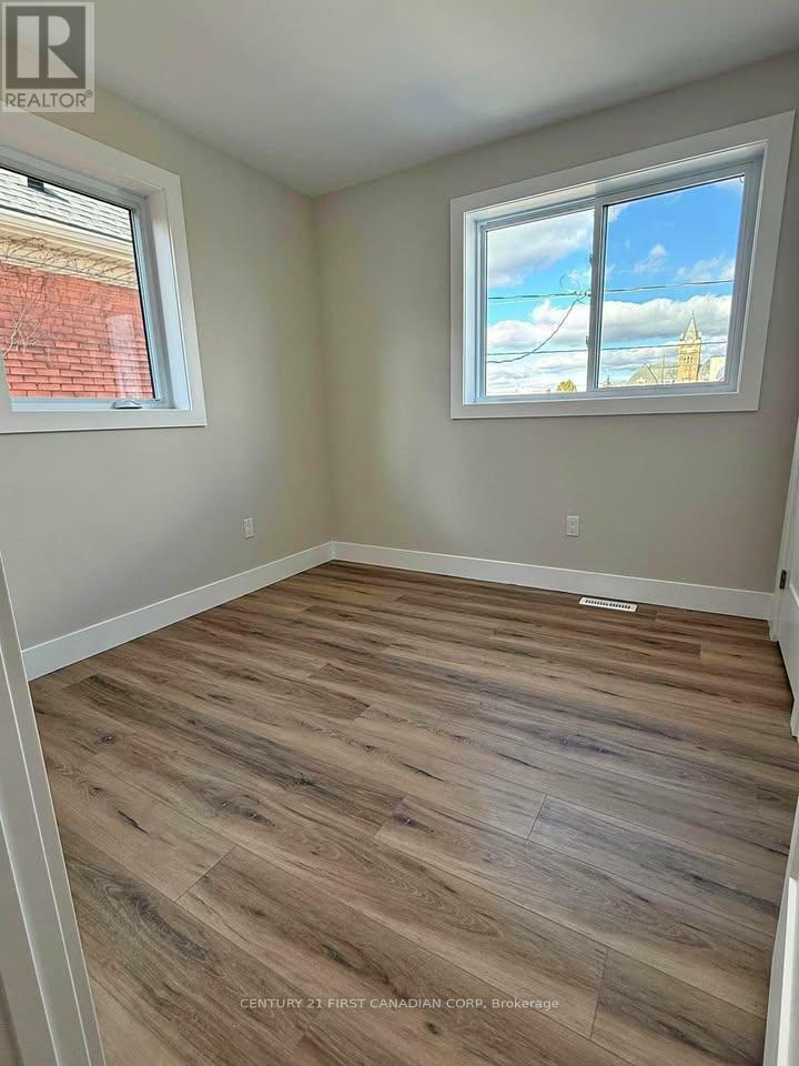 Photo de la propriété: 200 Centre Street C ON N5R 3A5