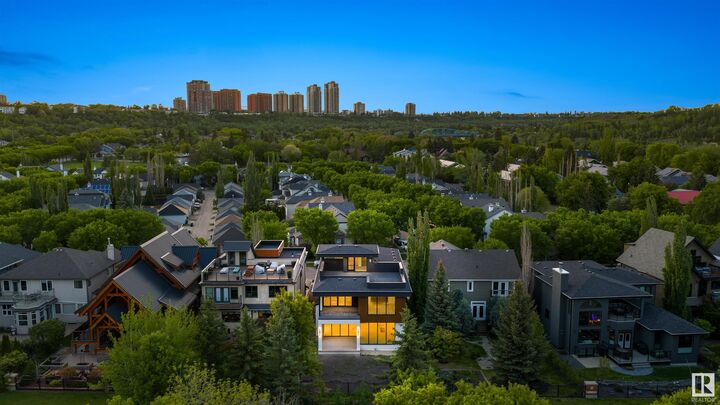 Photo de la propriété: 8807 99 Avenue NW AB T5H 4N5