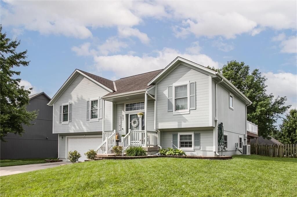 Property Photo:  807 Stratford Drive  MO 64083 