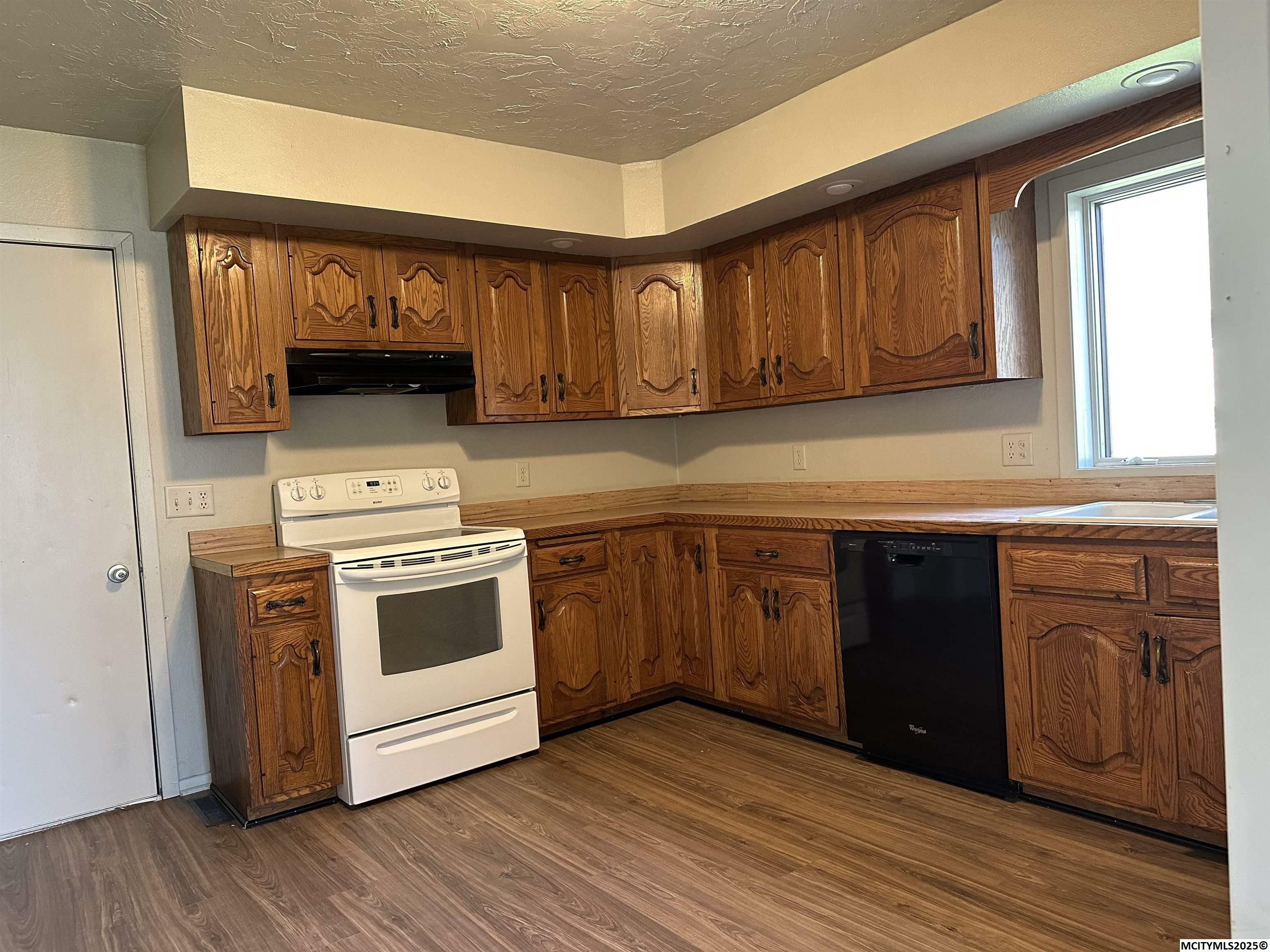 Property Photo: 304 N 10th St IA 50459