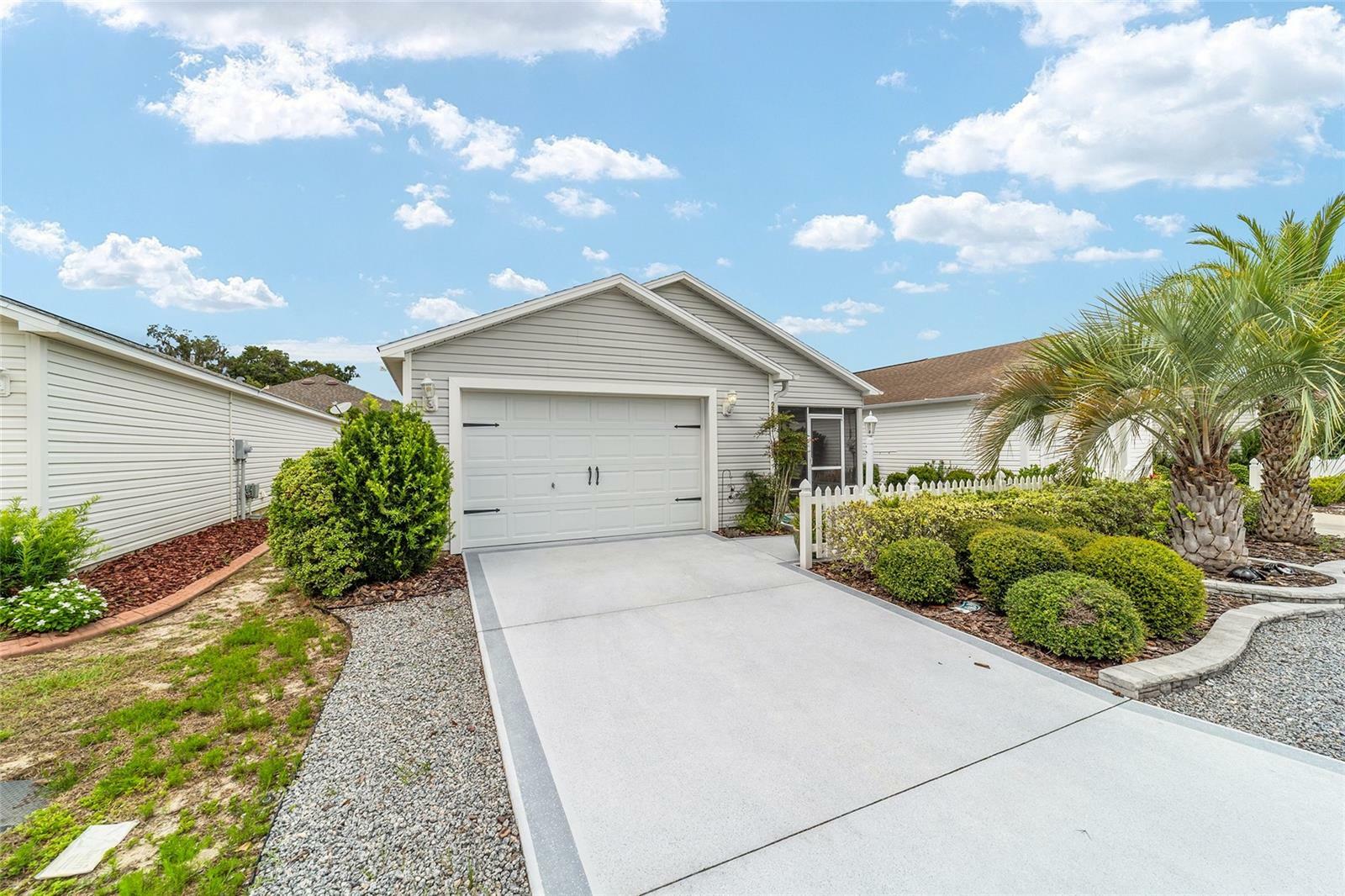 Property Photo: 2237 Jetta Way FL 32162