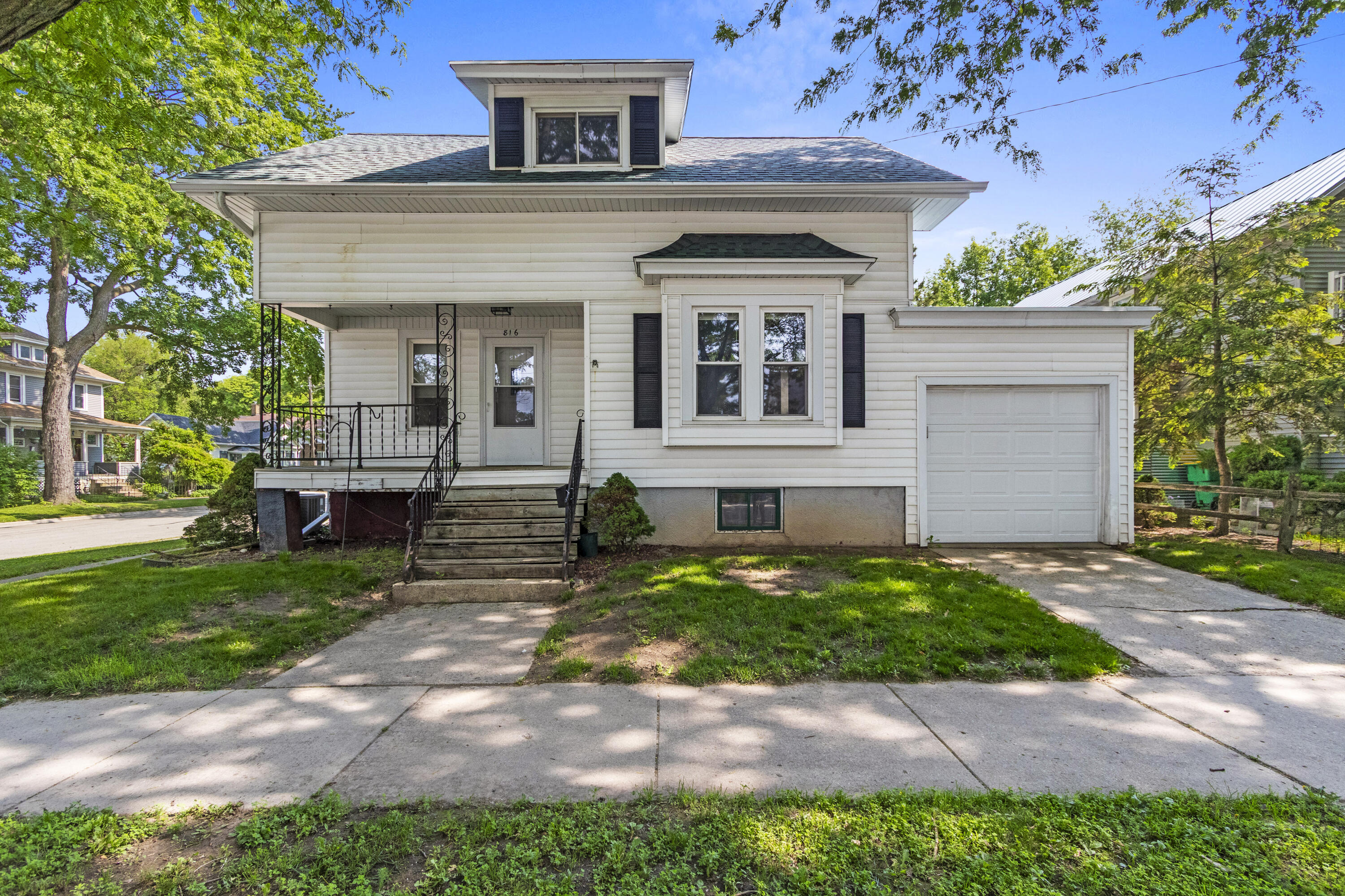 Property Photo: 816 Dousman St WI 54303