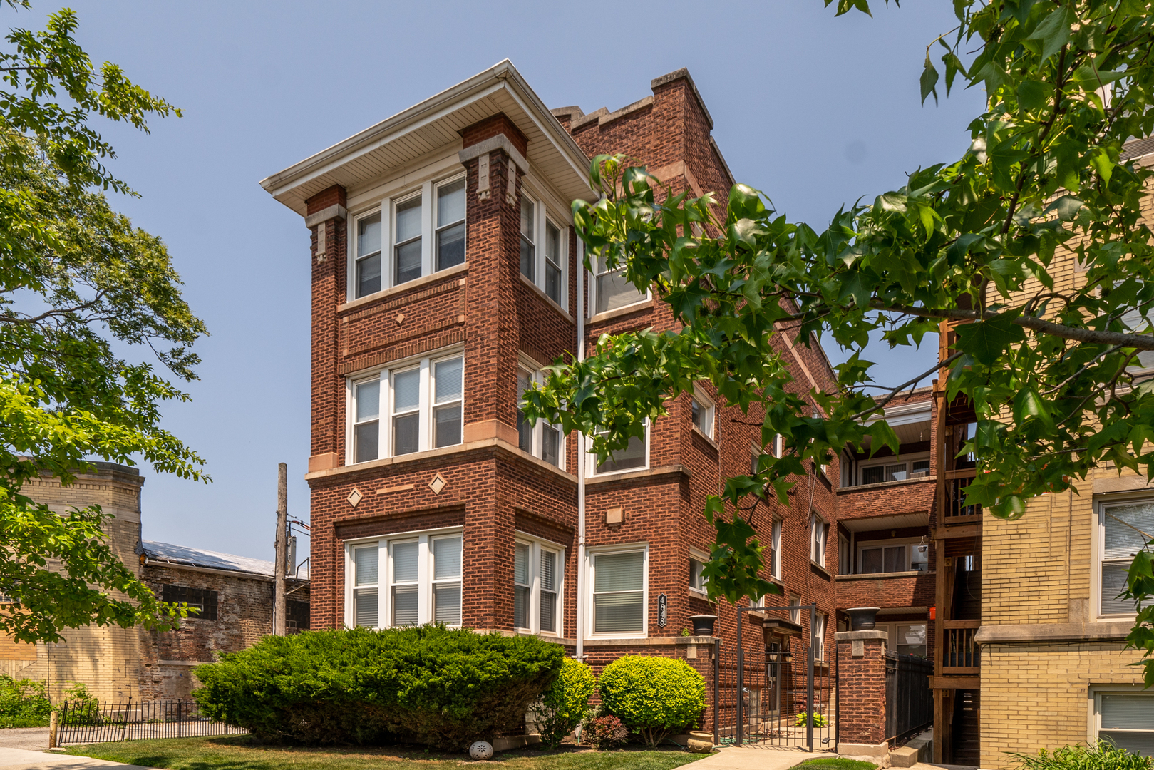 Property Photo: 4848 W Belle Plaine Avenue 2R IL 60641